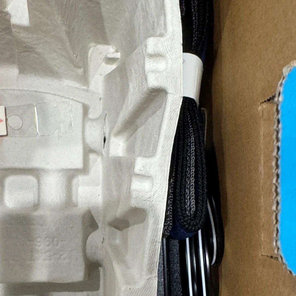 NWT Sony Handycam with Blue and Yellow Box Artwork digital 8 - Picture 10 of 11